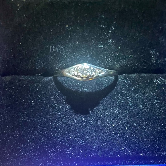 Size 5.5 14k white gold real genuine, diamond ring. - Picture 6 of 8